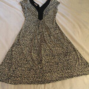 Dress black and white, V-neck. Size 2P. Maggy L band. Like new.
